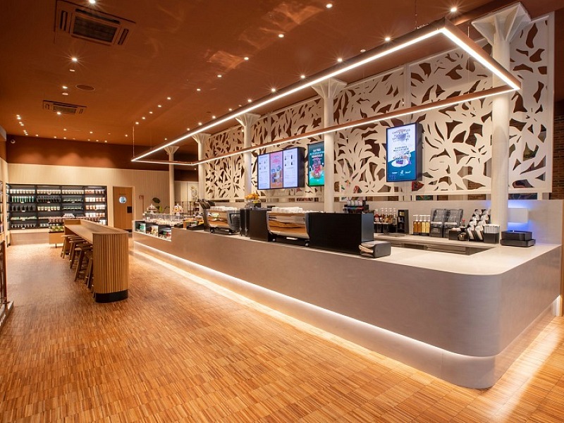 Starbucks a Verona, ritorno alle origini per la 20° caffetteria italiana Il bancone del nuovo Starbucks di Verona, il 20° in Italia