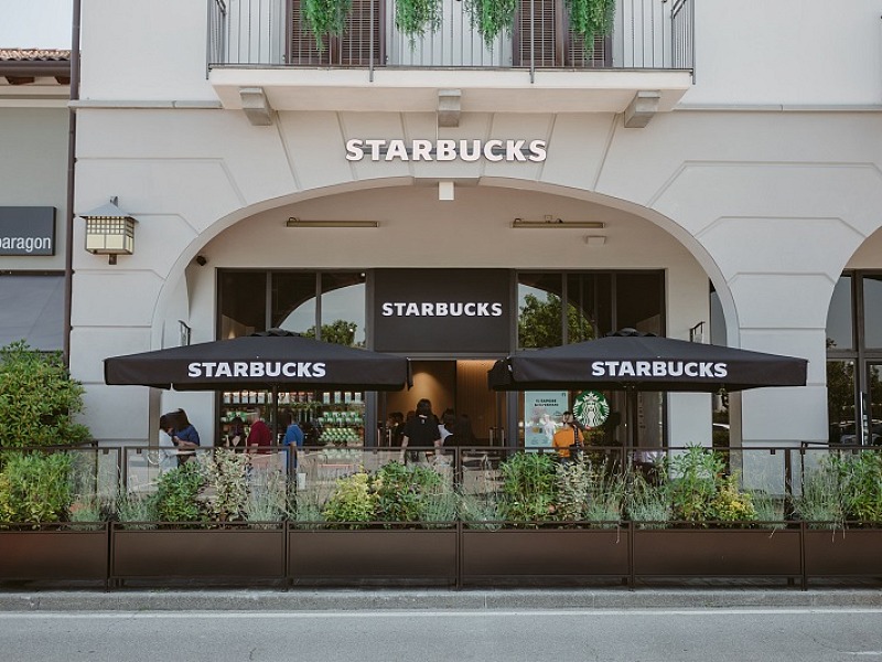 Starbucks verso quota 26 caffetterie nel 2023 fa tappa al Franciacorta Village Al Franciacorta Village arriva lo Starbucks numero 17 in Italia