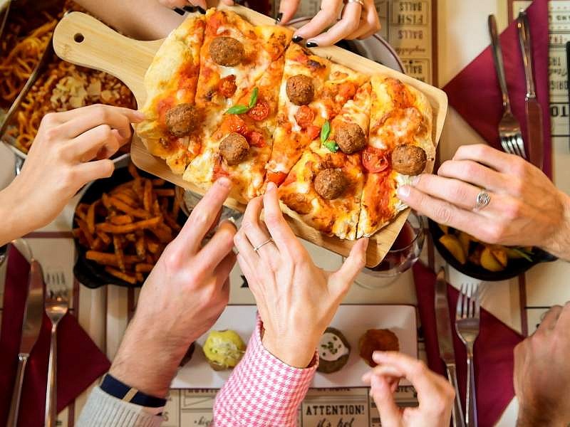 The Meatball Family, omaggio alla pizza nei locali di Abatantuono Pizza e polpette? The Meatball Family celebra il World Pizza Day