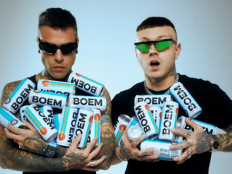 Fedez e Lazza lanciano l'hard seltzer "Boem": pochi gradi, tanto gusto Boem è un hard seltzer con basso grado alcolico (4,5%), effervescente e aromatizzato allo zenzero