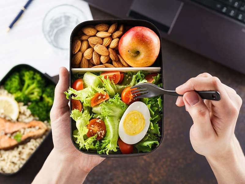 Back to work, la "schiscietta" batte il fuoricasa? Secondo il sondaggio Too Good To Go con YouGov, il il 76% degli italiani dichiara di preferire pasti casalinghi e di aver ridotto il numero di volte in cui si reca al ristorante o fa uso del take away