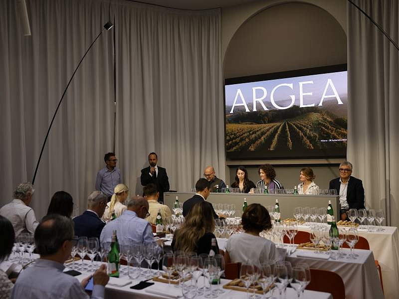 Argea festeggia un anno con le degustazioni delle etichette "Artists" La degustazione delle etichette delle tenute Artists durante Argea Day