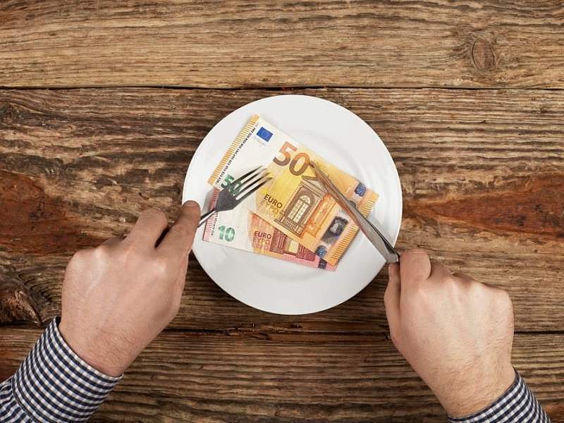 Inflazione in calo, a novembre i prezzi della ristorazione al +4,2% Secondo l'Ufficio Studi Fipe, l'inflazione nei pubblici esercizi è scesa dello 0,5% nell'ultimo mese