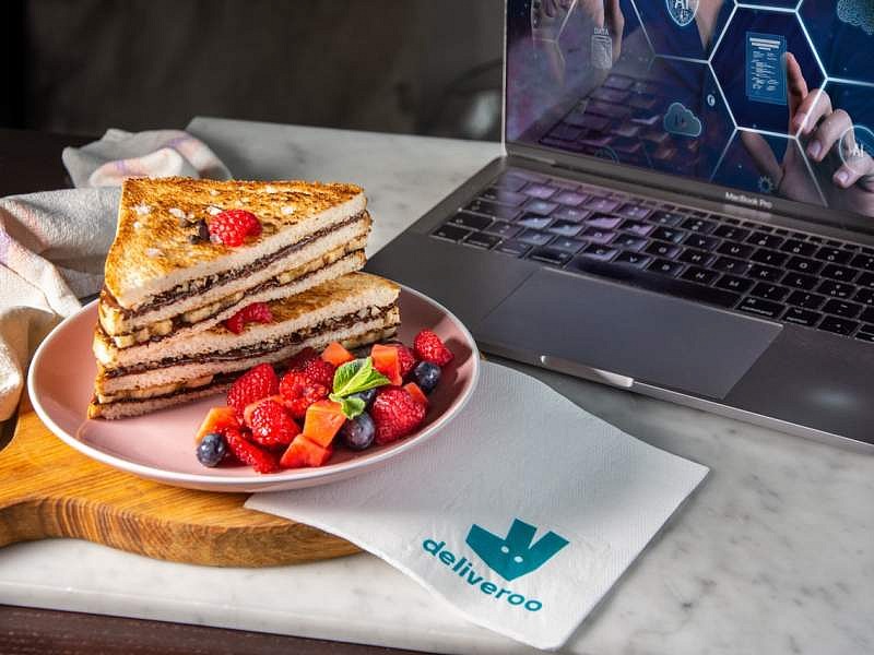 Toast Day, su Deliveroo crescono del +17,5% i locali che lo propongono Il Quadrifoglio Toast realizzato con l'intelligenza artificiale e disponibile su Deliveroo