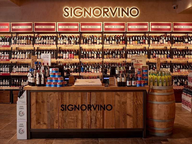 Signorvino lo sviluppo passa da Firenze, poi direzione Sud: Pompei L'offerta a scaffale di Signorvino a Firenze