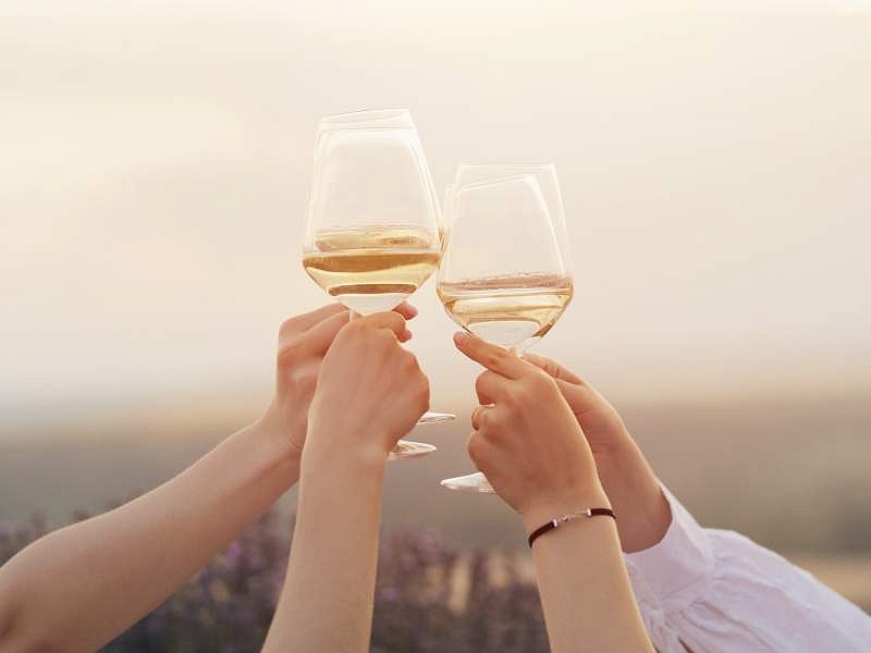 Bollicine sempre più regine del fuoricasa (soprattutto d'estate) Vino low alcol? Solo il 5% dei consumatori dice di averlo provato (per ora)