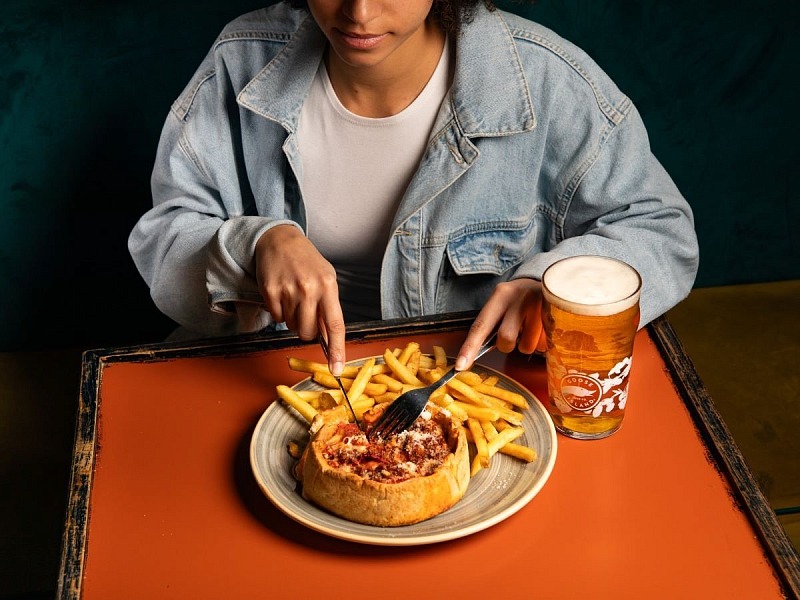 Da Hamerica's torna in menu la Deep Dish Chicago-Style Pizza La Deep Dish Chicago-Style Pizza di Hamerica's