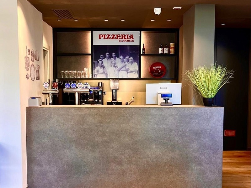 Antica Pizzeria Da Michele, la pizza Made in Naples arriva a Latina Il bancone della nuova Antica Pizzeria Da Michele di Latina