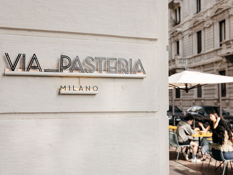 Via Pasteria, il format fast luxury della pasta fresca L'insegna di uno dei tre locali Via Pasteria a Milano