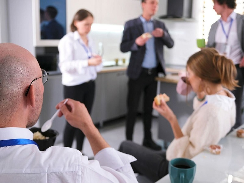Pausa pranzo in ufficio: Foorban svela cosa si mangia a Roma e Milano Per il 2026, Foorban prevede (insieme all'AI) che il piatto più ordinato siano zuppe e simili